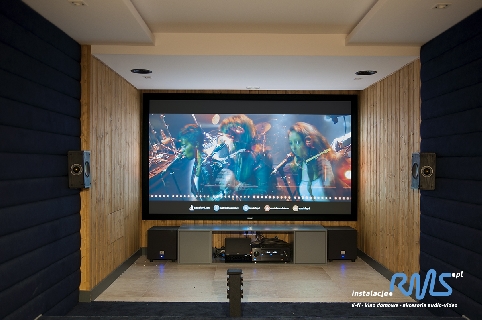 13-kanałowy system kina domowego z projektorem i ekranem